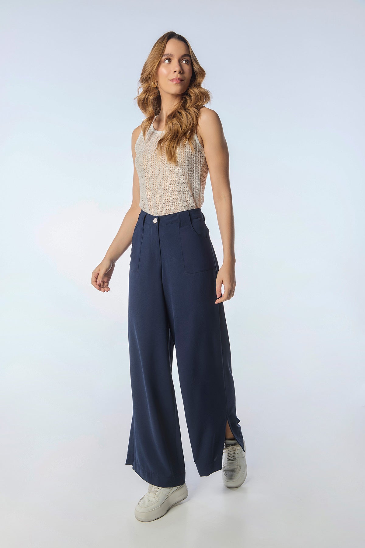 Pantalón wide leg bolsillos parche y abertura lateral