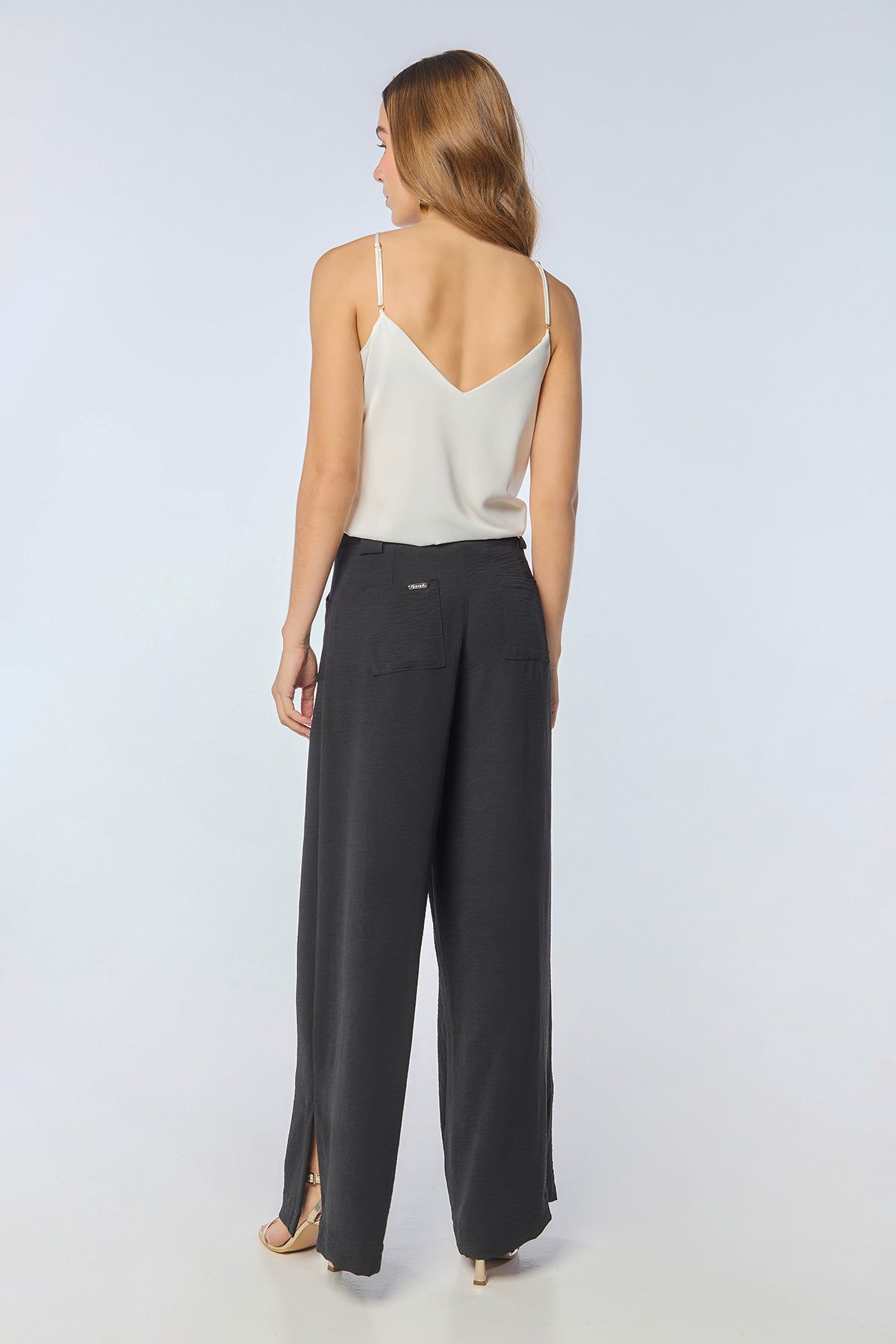 Pantalón wide leg bolsillos parche y abertura lateral