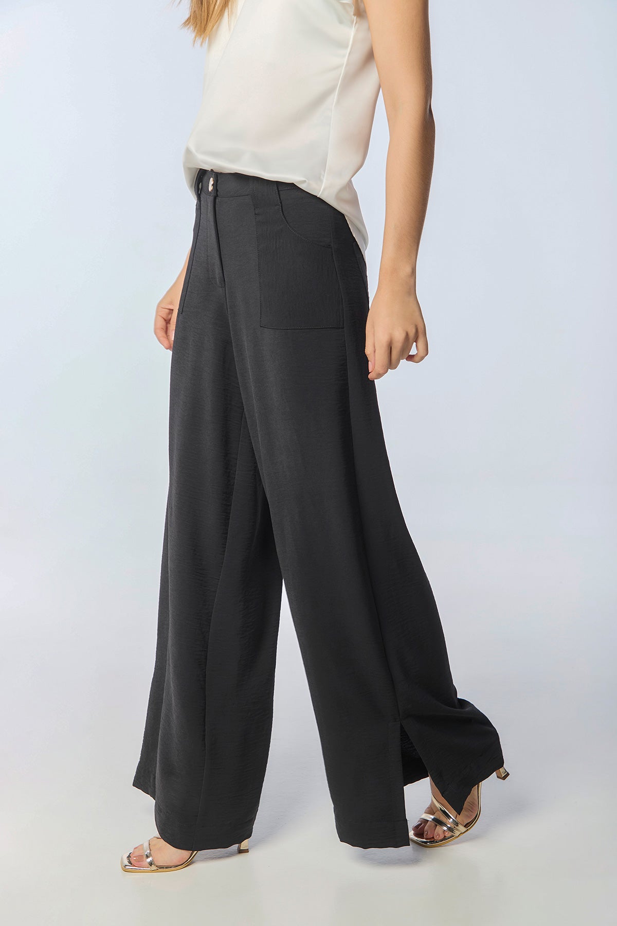 Pantalón wide leg bolsillos parche y abertura lateral