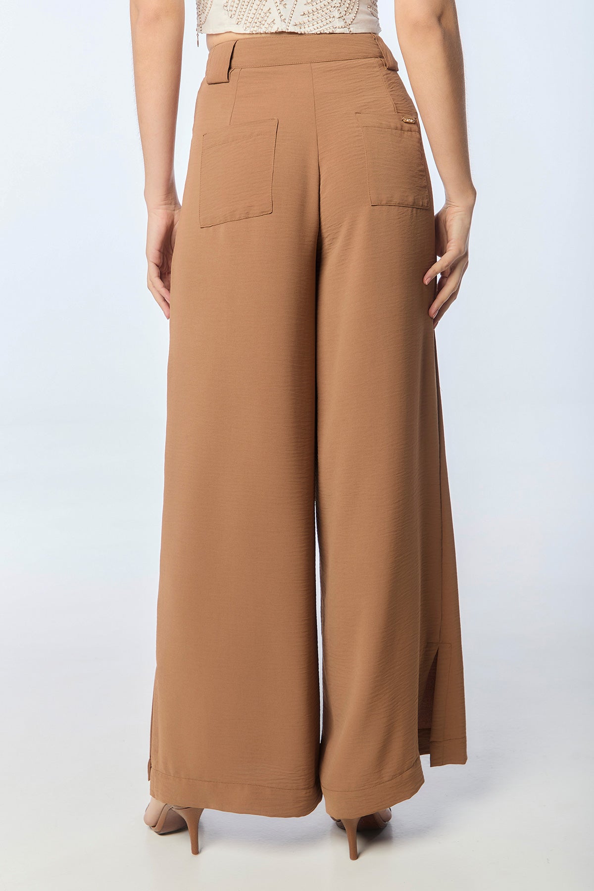 Pantalón wide leg bolsillos parche y abertura lateral