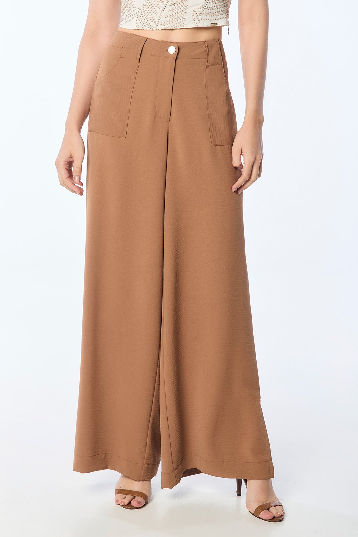 Pantalón wide leg bolsillos parche y abertura lateral