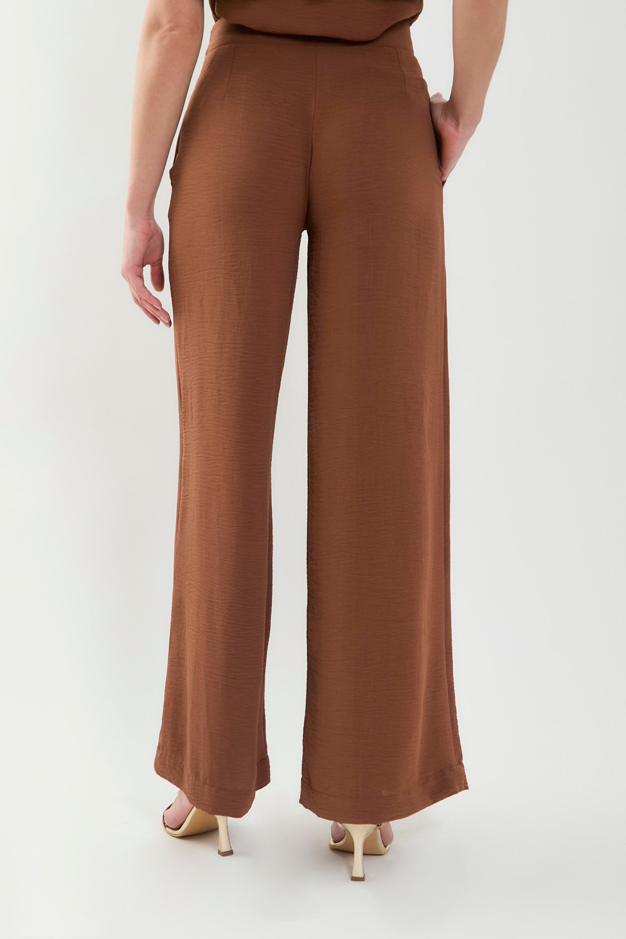 Pantalón palazzo pretina con cinturón y ojal metálico