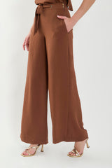 Pantalón palazzo pretina con cinturón y ojal metálico