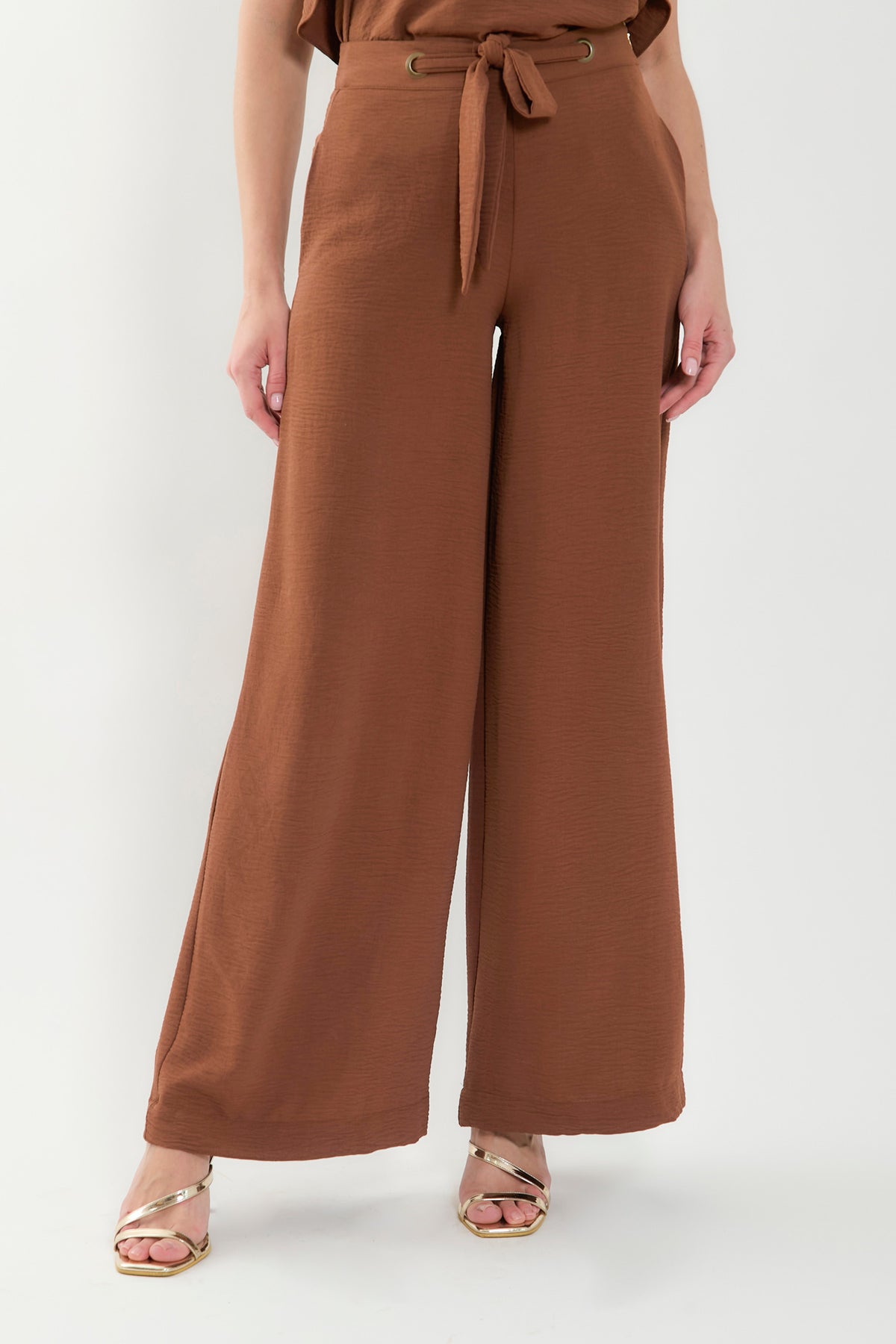 Pantalón palazzo pretina con cinturón y ojal metálico