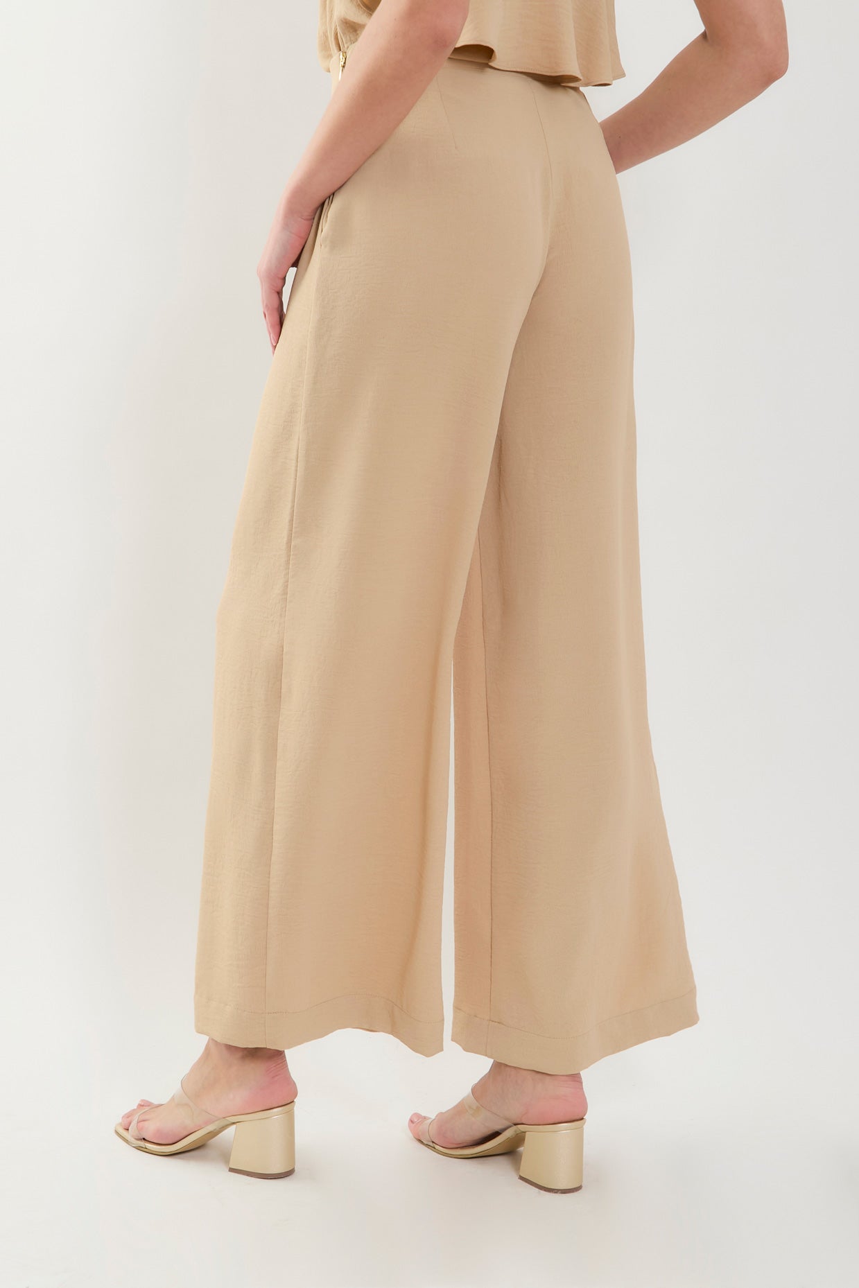 Pantalón palazzo pretina con cinturón y ojal metálico