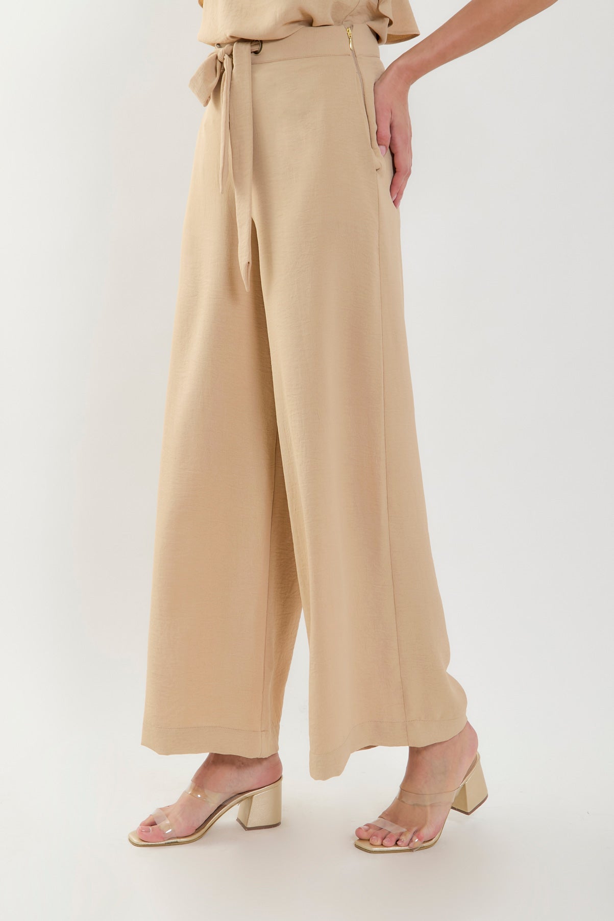 Pantalón palazzo pretina con cinturón y ojal metálico