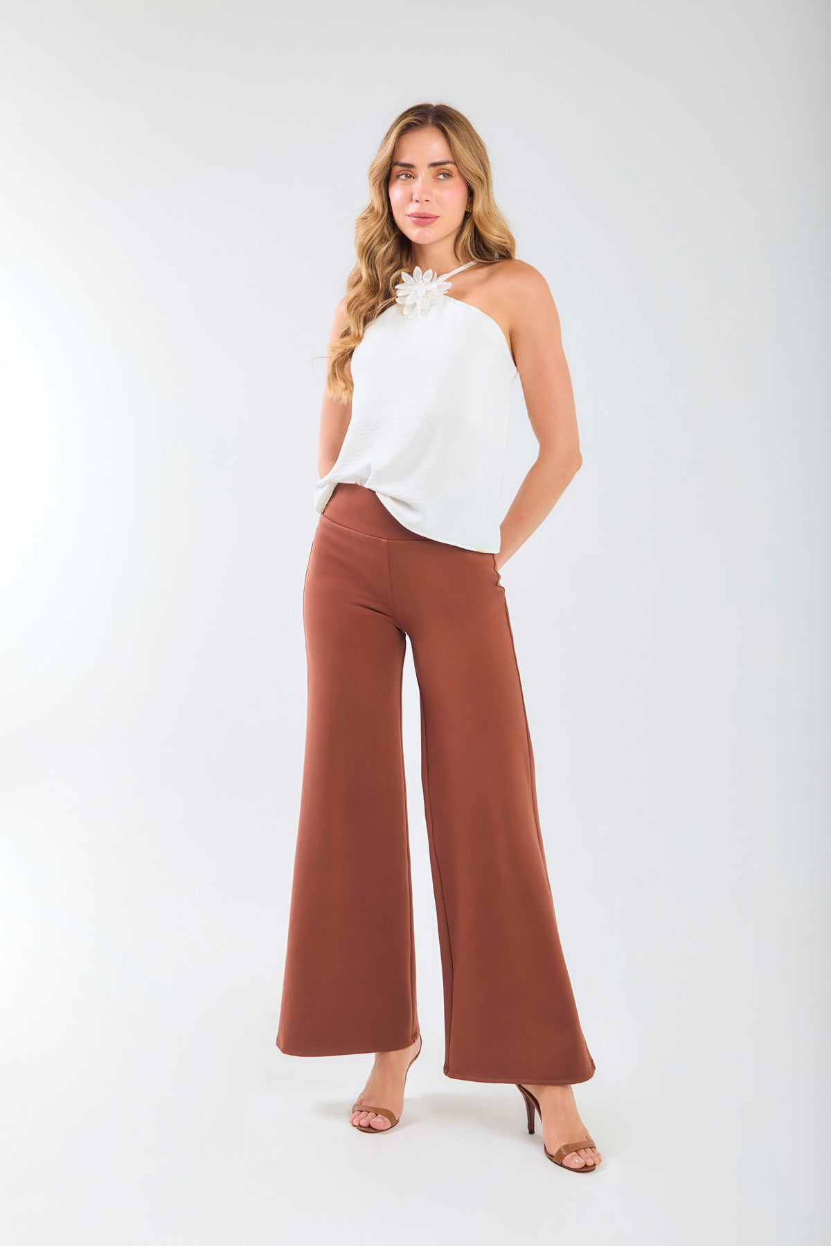 Pantalón flare con pretina resortada