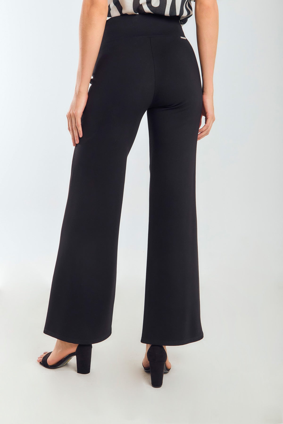 Pantalón flare con pretina resortada