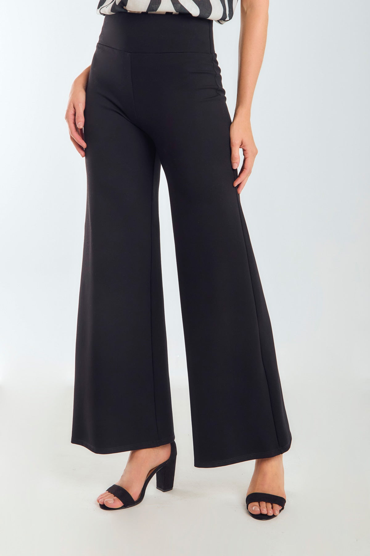 Pantalón flare con pretina resortada