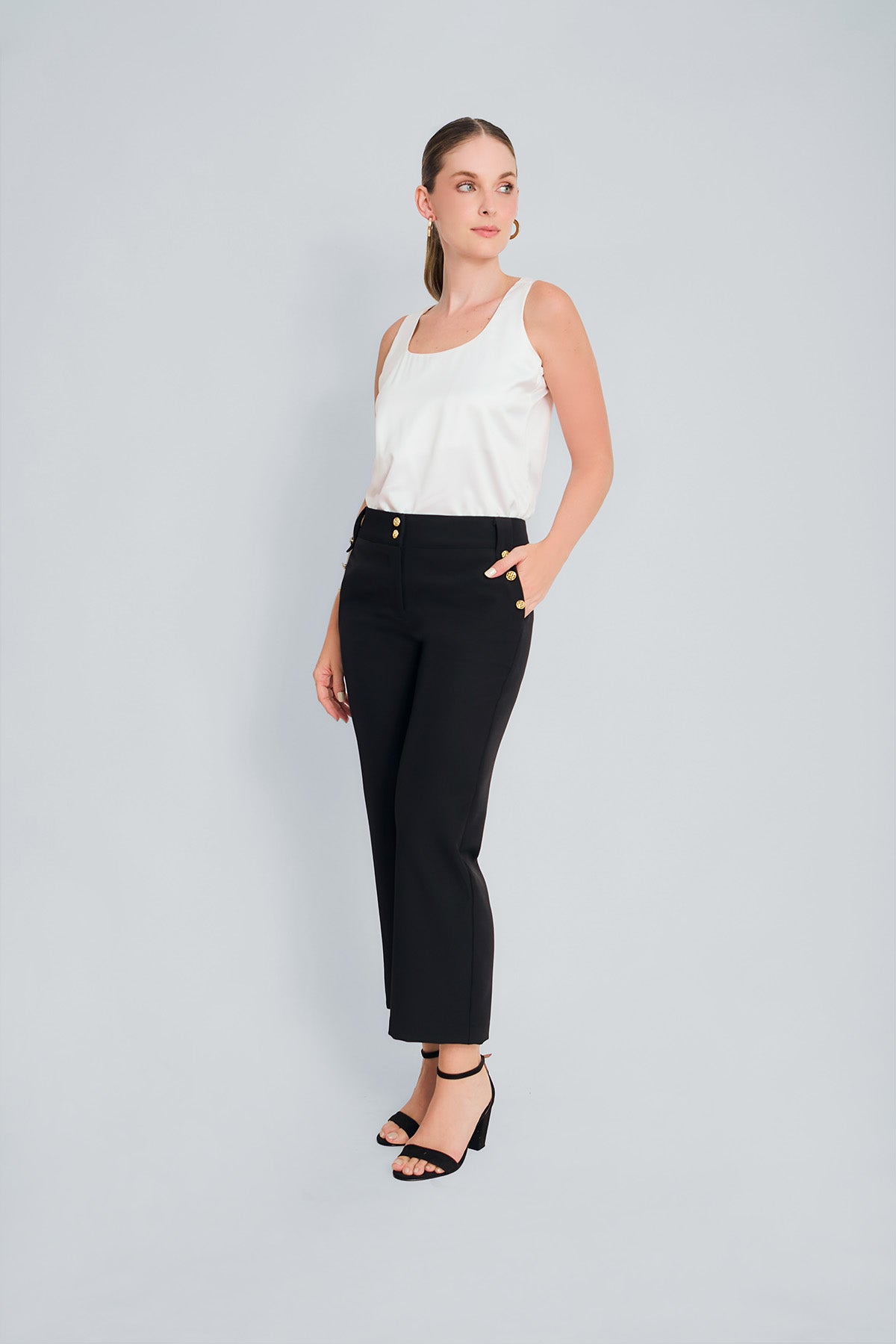 Pantalon cropped con boton decorativo