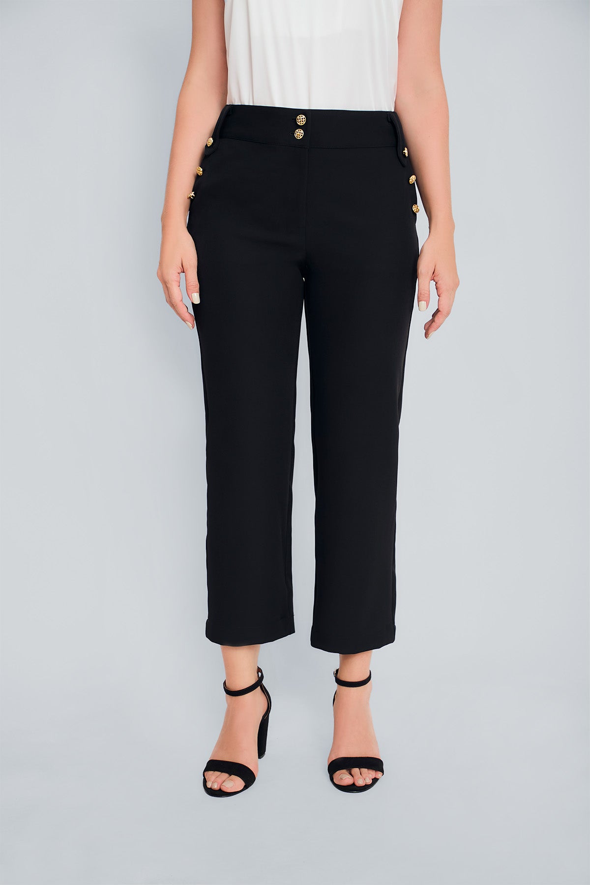 Pantalon cropped con boton decorativo