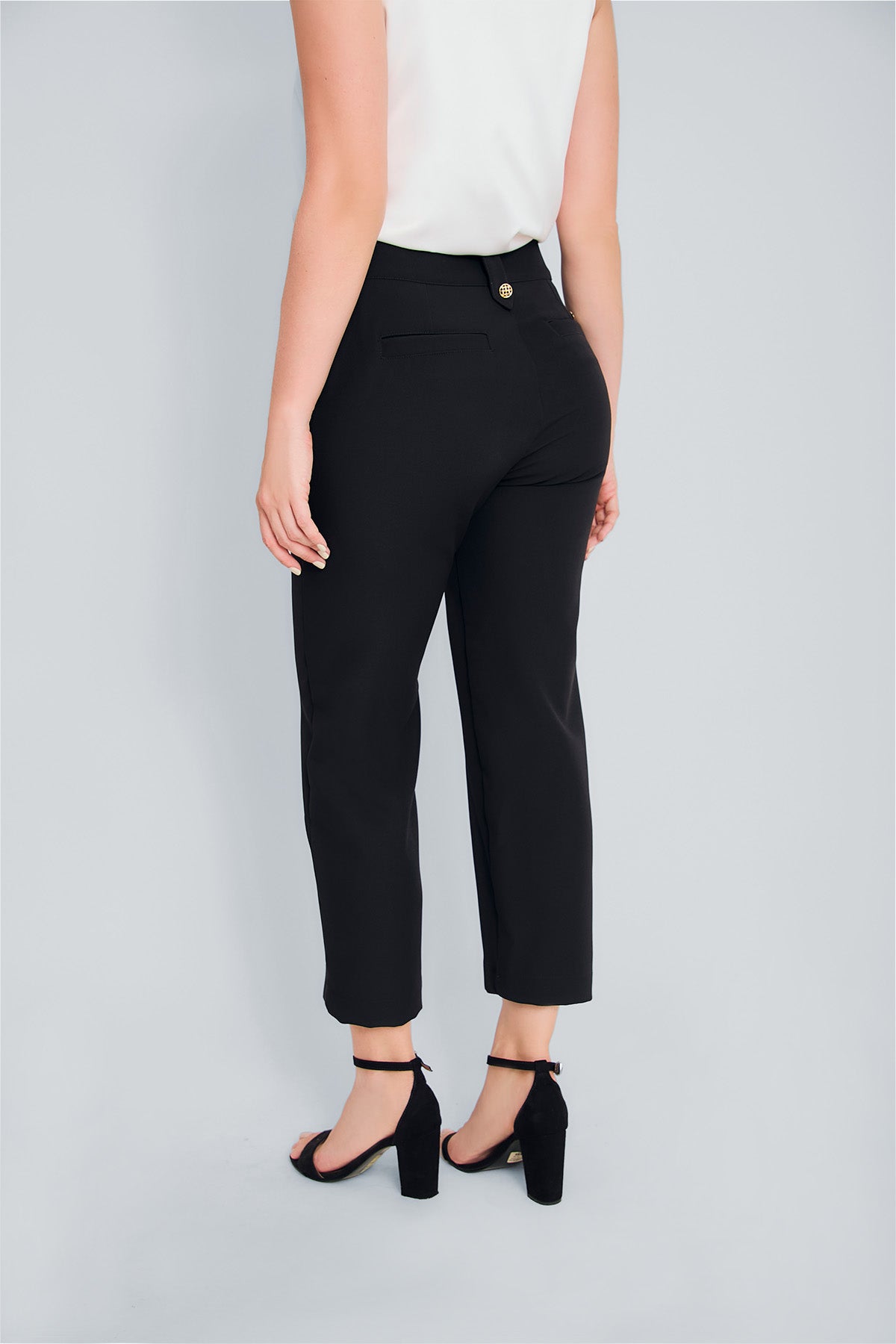 Pantalon cropped con boton decorativo
