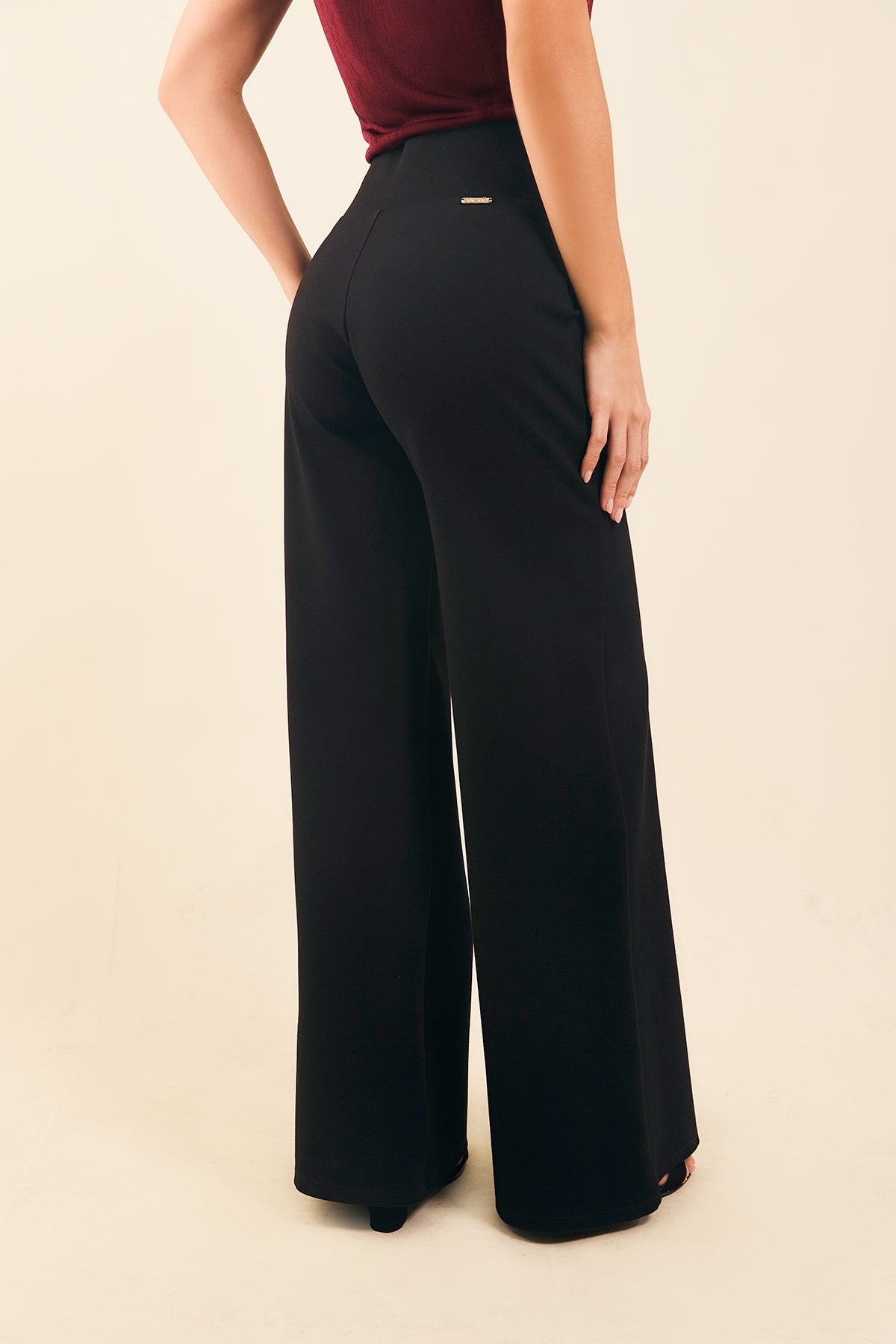 Pantalon pretina en v cruzada
