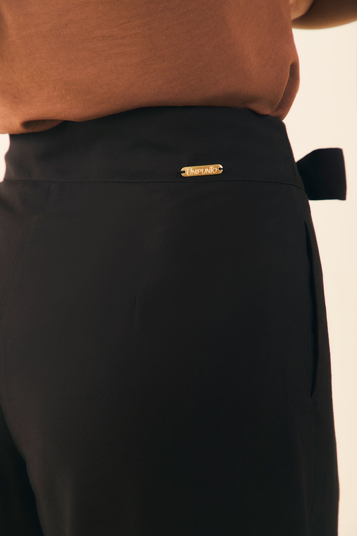 Pantalón ojaletes en pret y cinturón