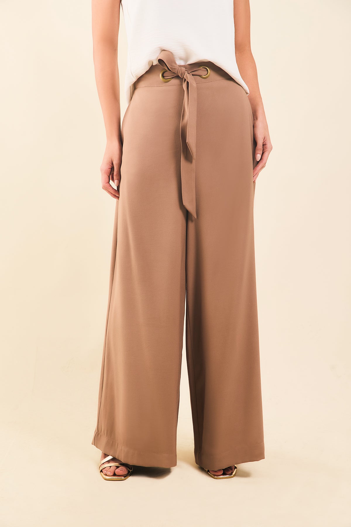 Pantalón ojaletes en pret y cinturón