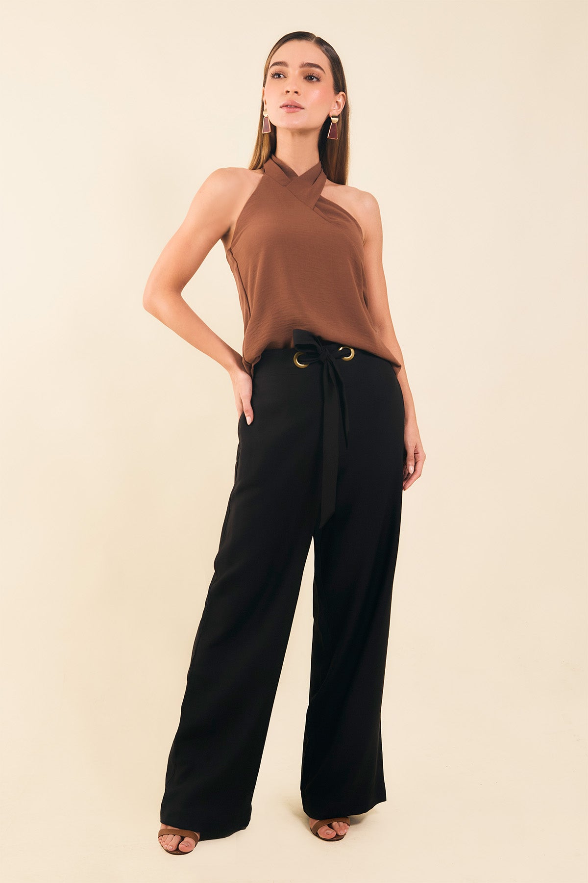 Pantalón ojaletes en pret y cinturón