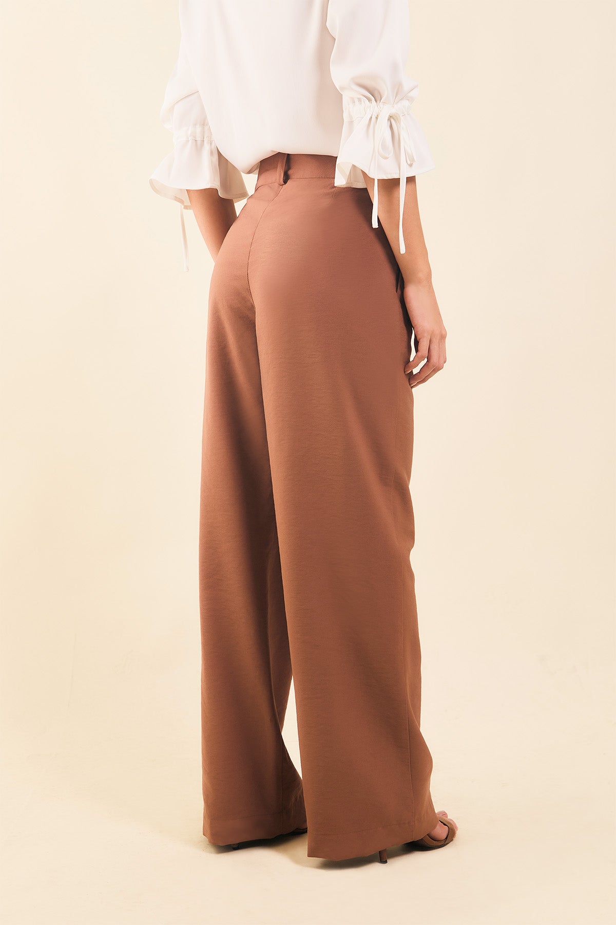 Pantalón palazzo con herraje y pinzas