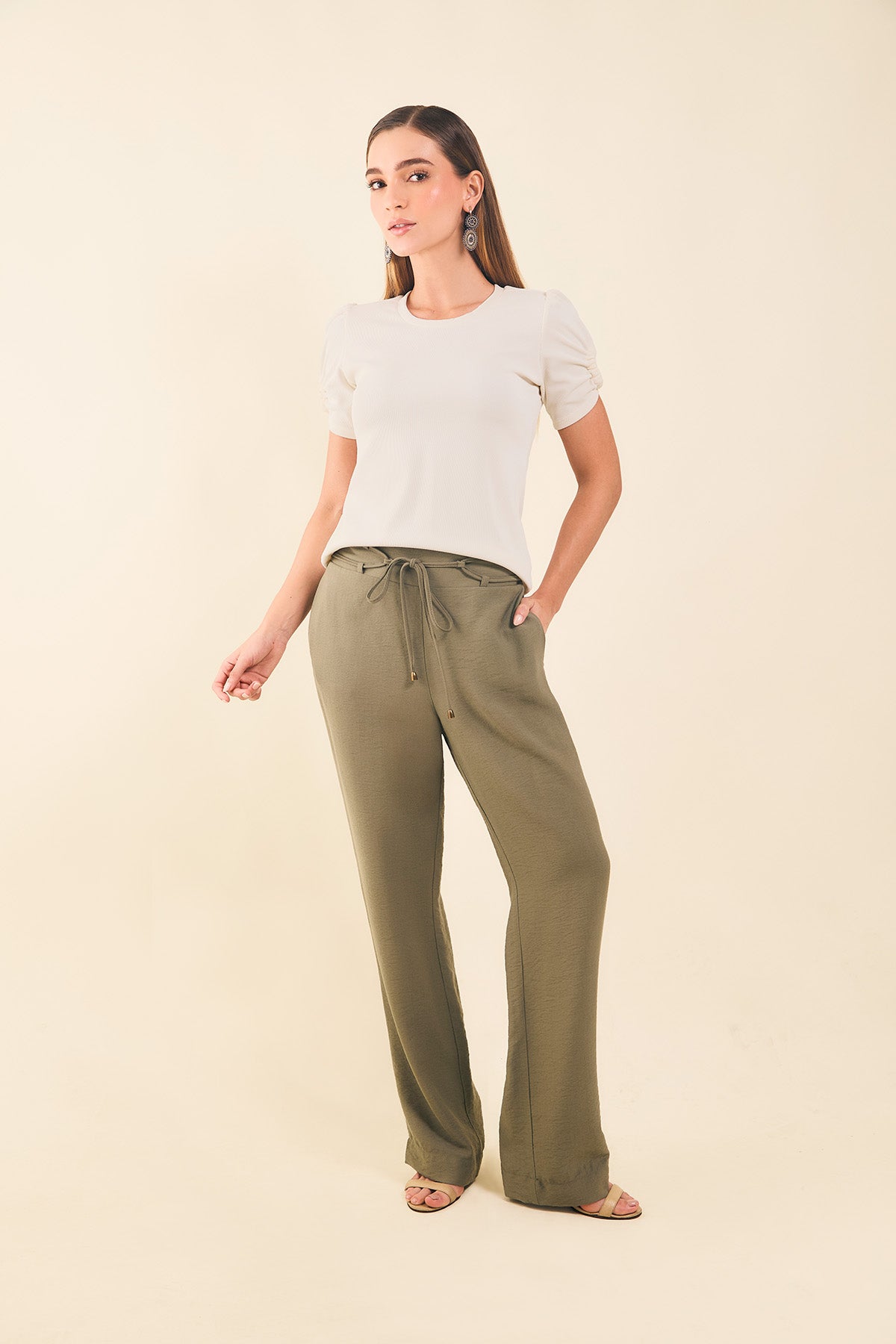 Pantalón bota recta con cinturón en sesgo
