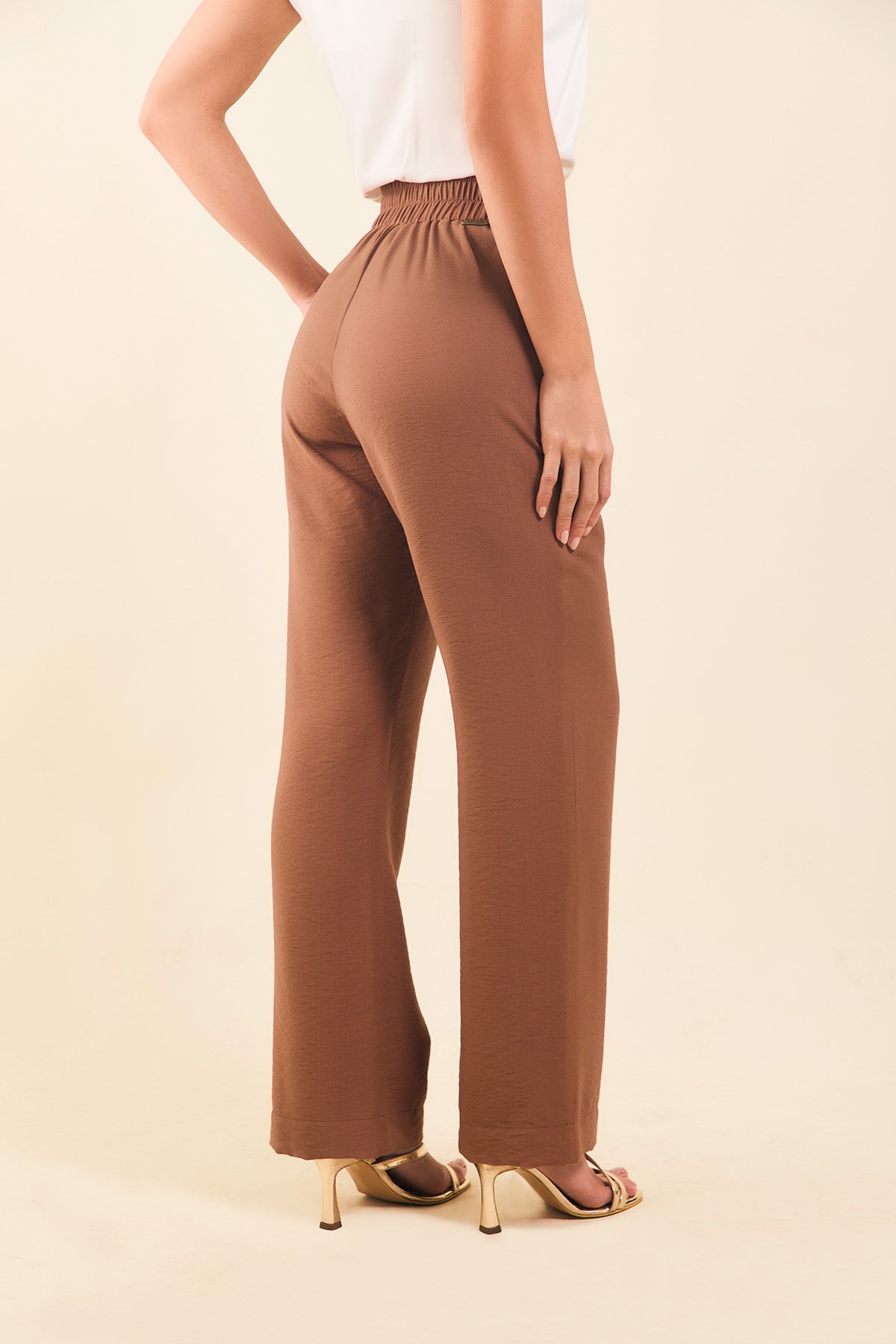 Pantalón bota recta con cinturón en sesgo