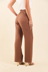 Pantalón bota recta con cinturón en sesgo