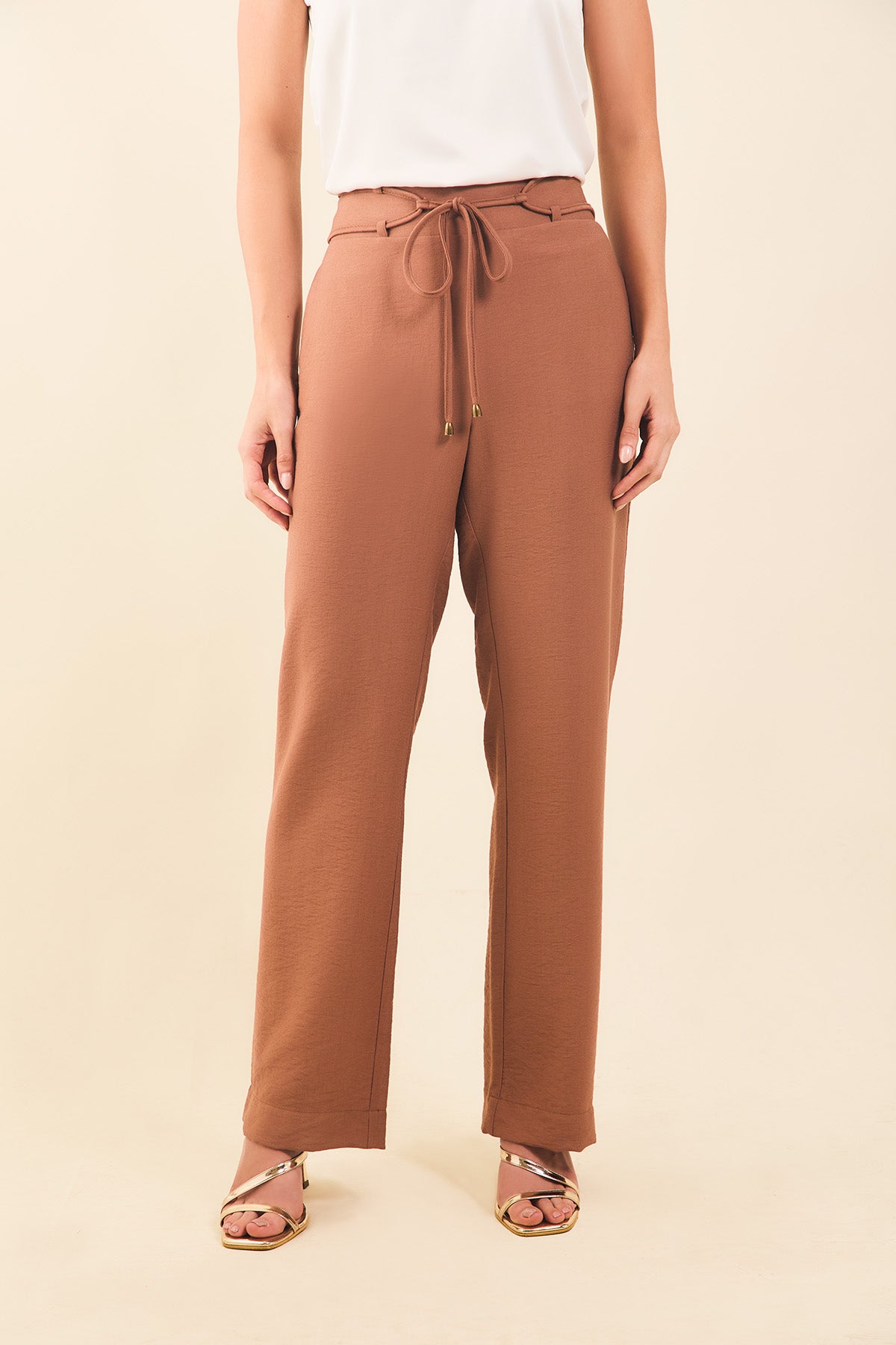 Pantalón bota recta con cinturón en sesgo