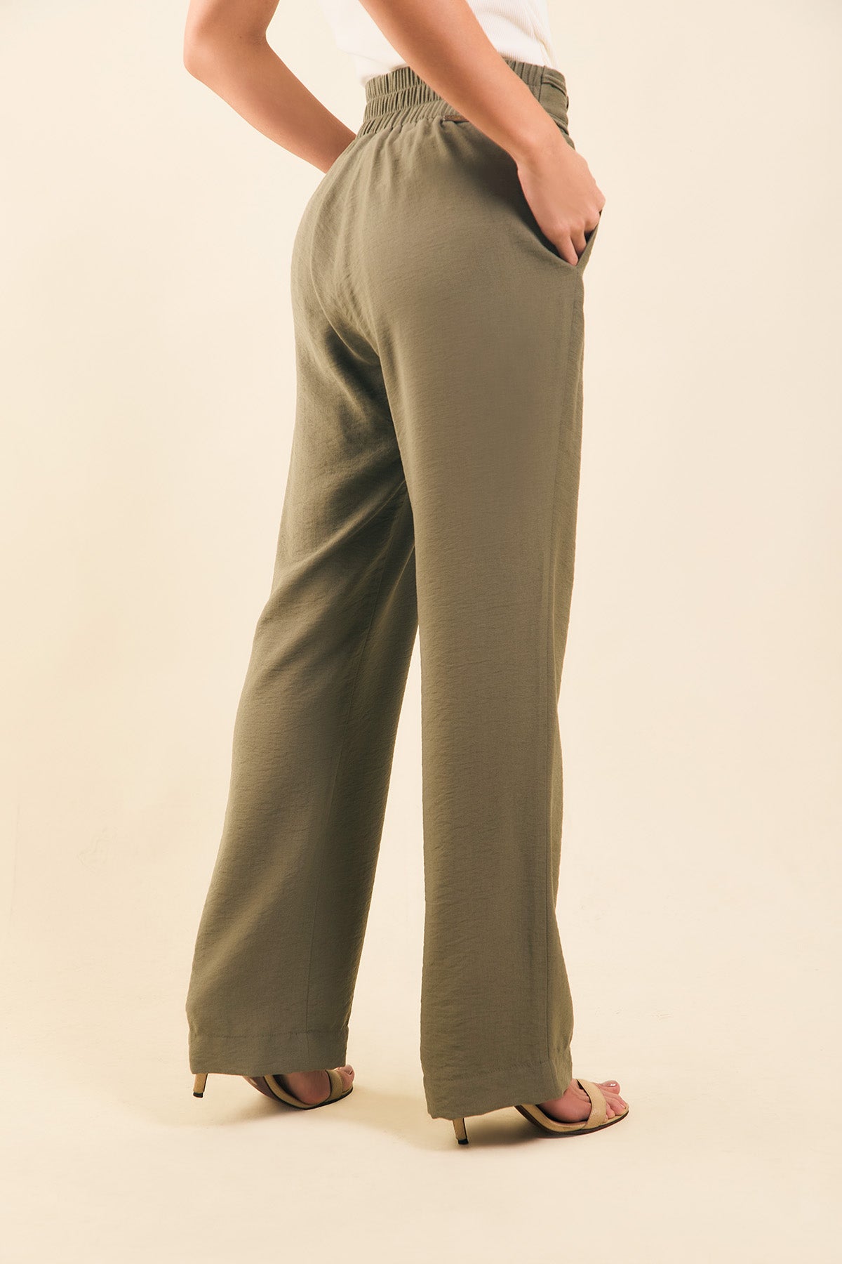 Pantalón bota recta con cinturón en sesgo