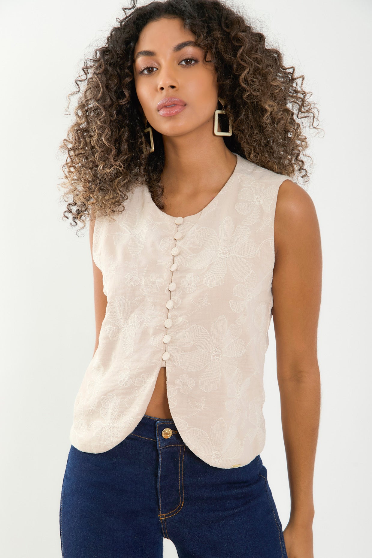 Chaleco corto bordado con botones forrados