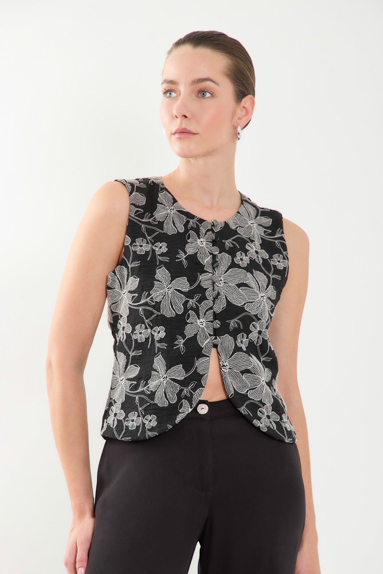 Chaleco corto bordado con botones forrados