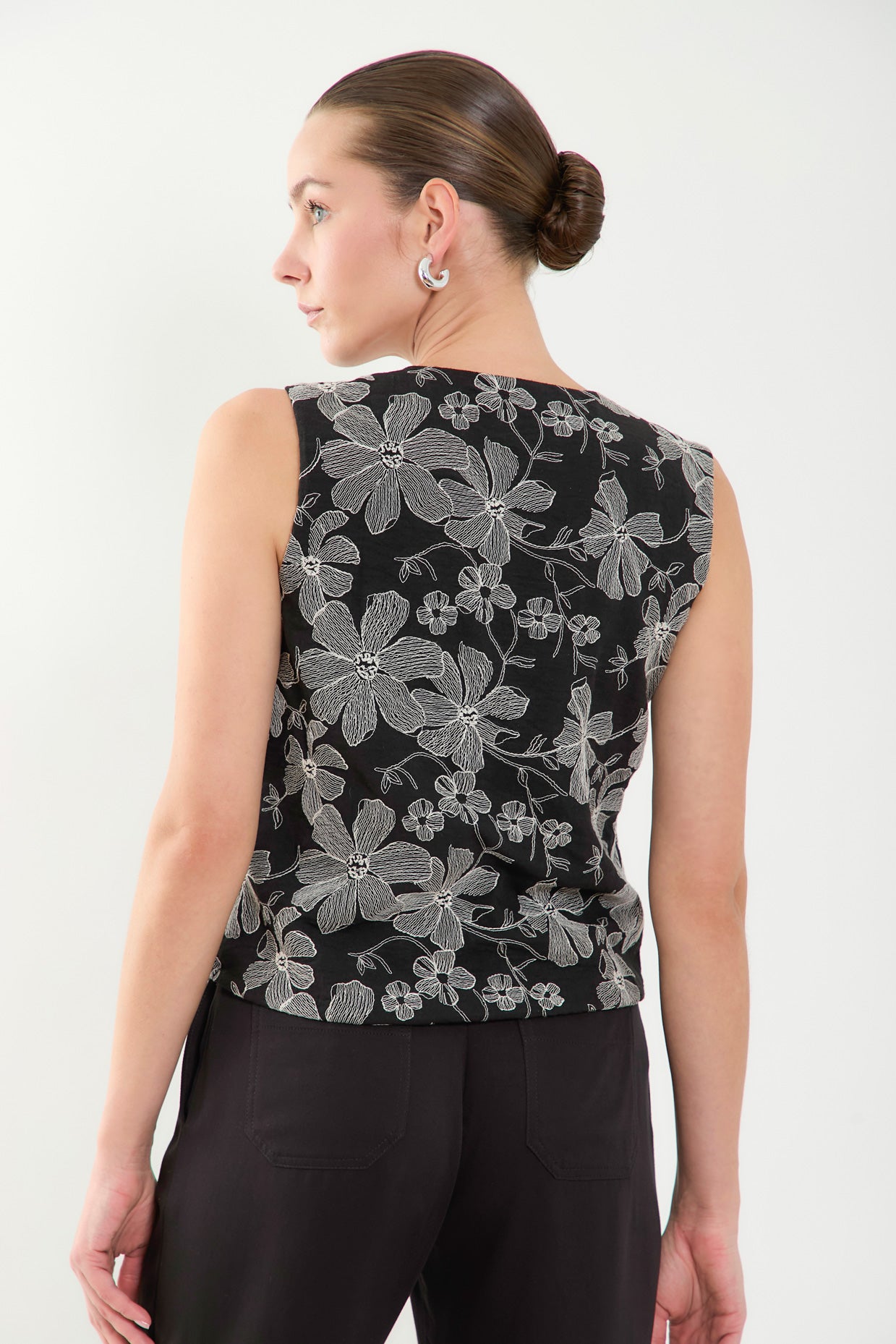 Chaleco corto bordado con botones forrados