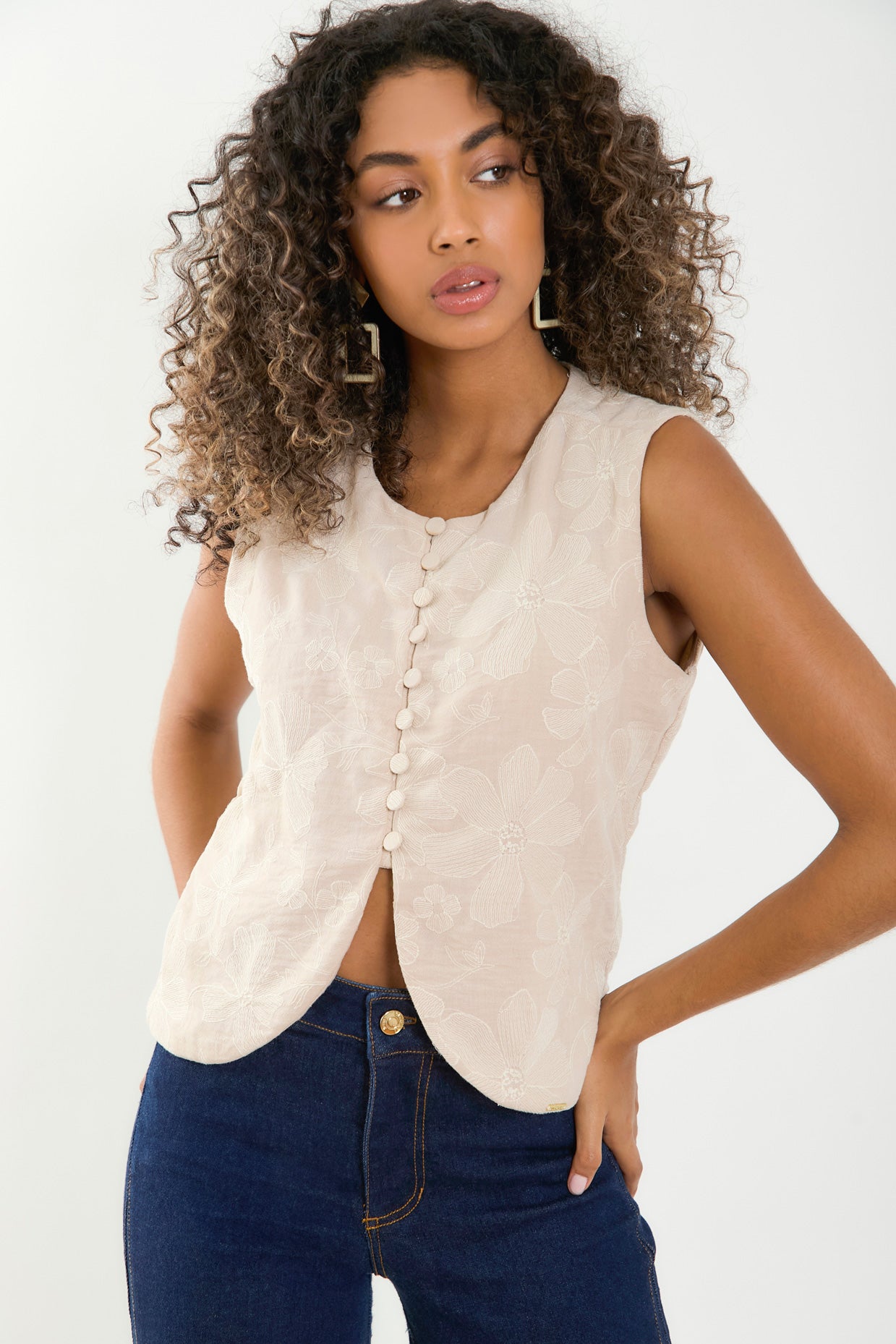 Chaleco corto bordado con botones forrados