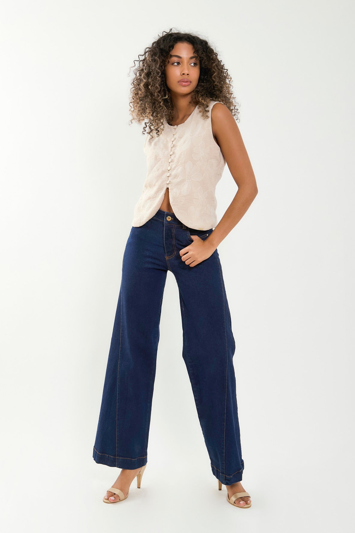 Chaleco corto bordado con botones forrados