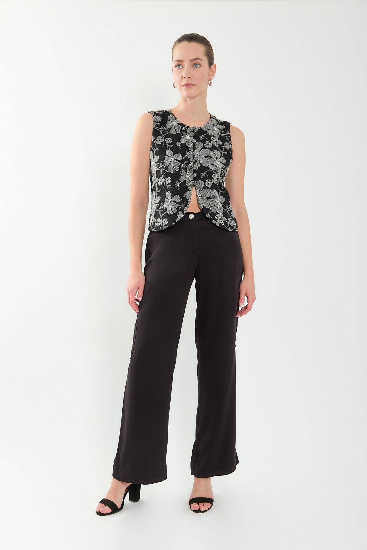 Chaleco corto bordado con botones forrados